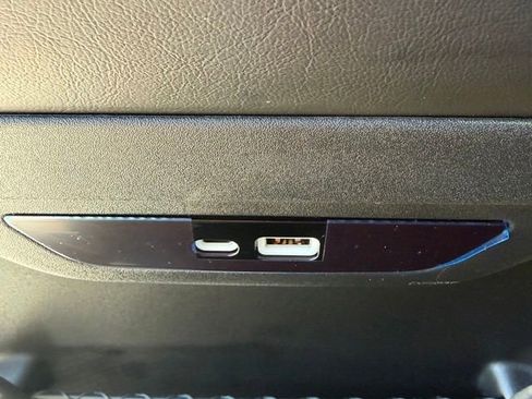 Used 2024 Chrysler Pacifica Limited FWD image 18