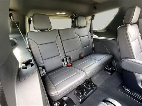 Used 2025 Chevrolet Tahoe High Country AWD/4WD image 18