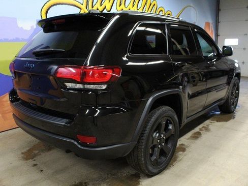 Used 2019 Jeep Grand Cherokee Laredo image 5