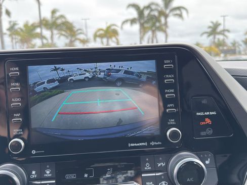 Used 2022 Toyota Highlander XLE AWD/4WD image 20