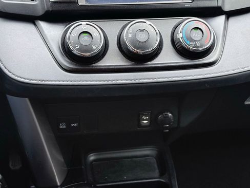 Used 2016 Toyota RAV4 LE FWD image 11