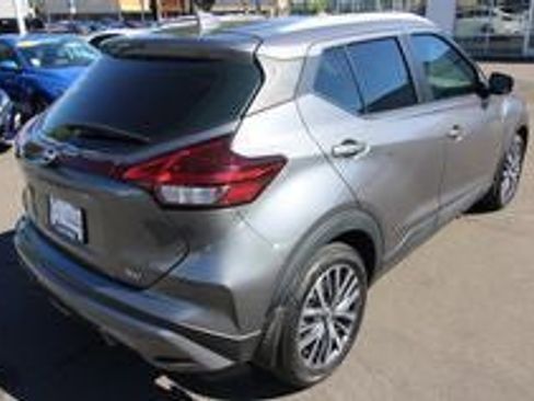 Used 2022 Nissan Kicks SV image 5