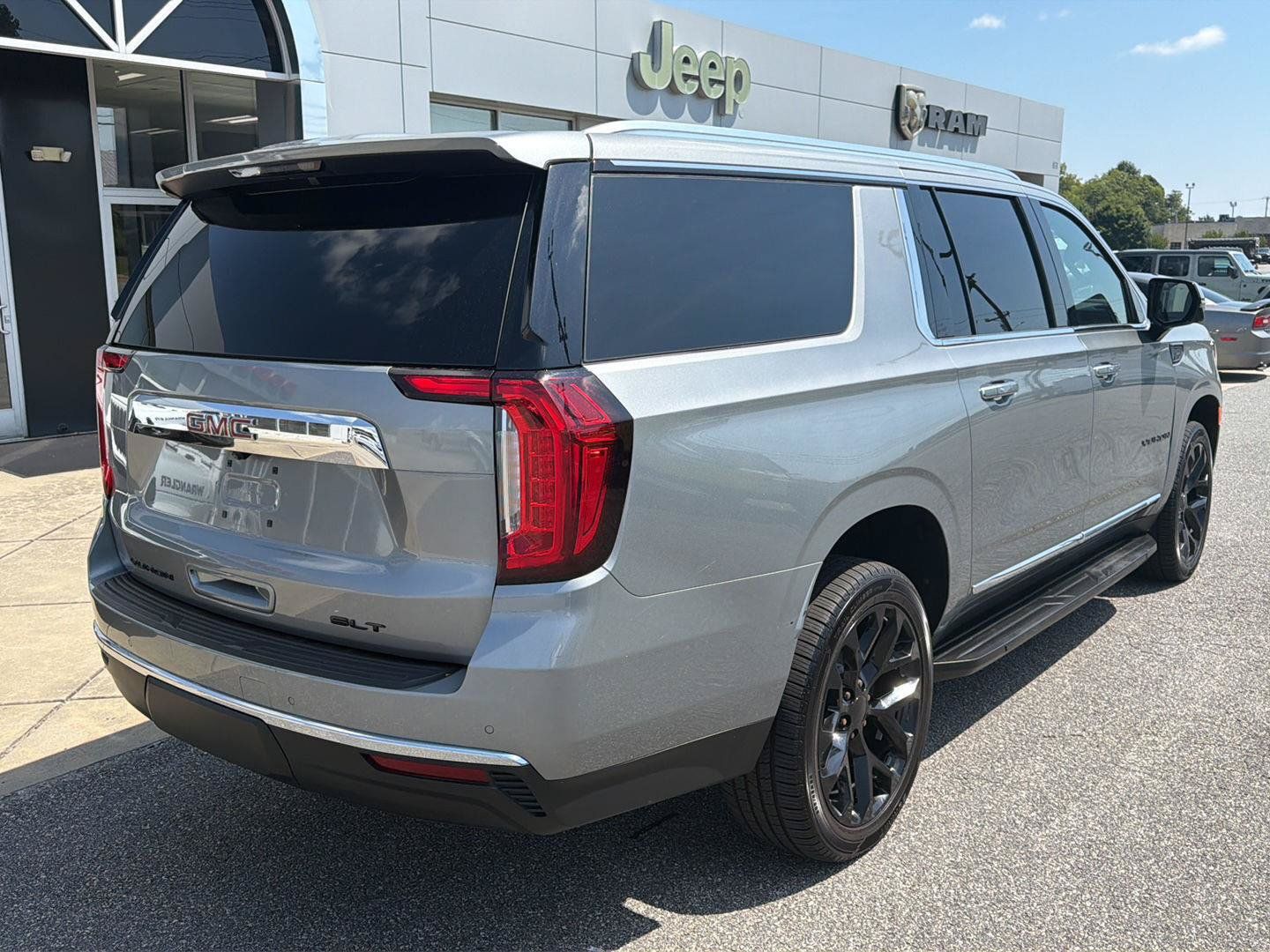 Used 2023 GMC Yukon XL SLT w/ SLT Premium Package AWD/4WD image 11