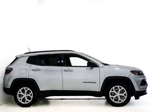 Used 2024 Jeep Compass Latitude AWD/4WD image 4