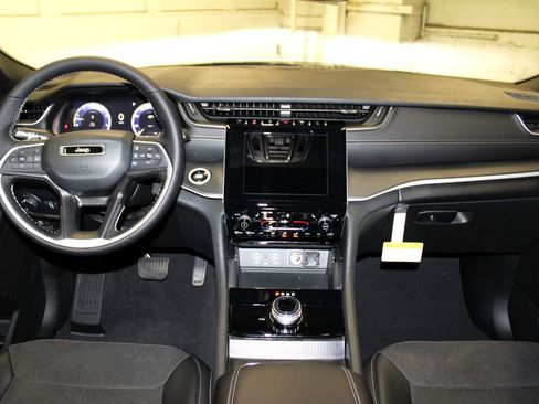 New 2025 Jeep Grand Cherokee Laredo image 9