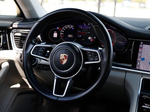 Used 2020 Porsche Panamera image 33