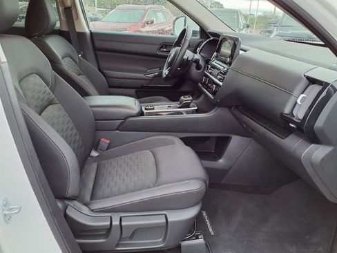 Used 2025 Nissan Pathfinder SV image 18