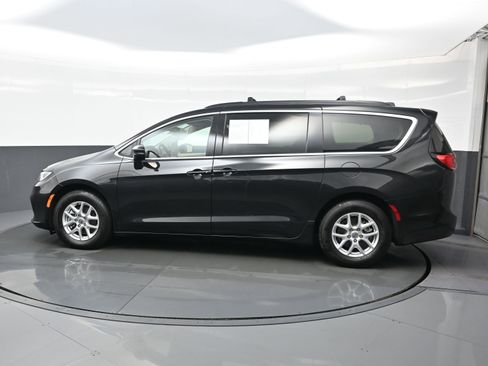 Used 2022 Chrysler Pacifica Touring-L FWD image 3