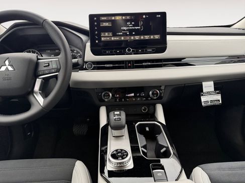 Used 2025 Mitsubishi Outlander SE AWD/4WD image 11