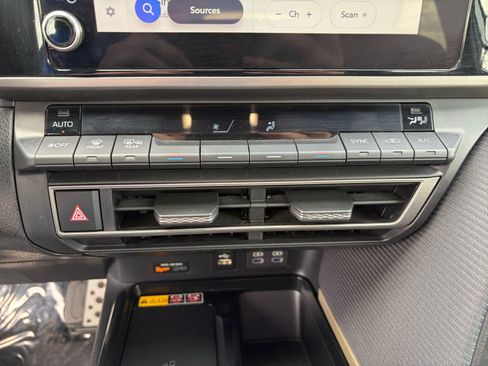 Used 2025 Toyota Camry SE FWD image 22