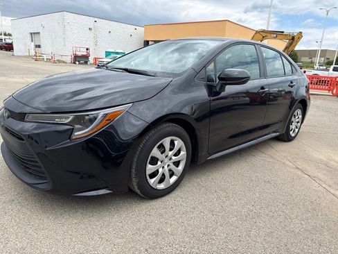 Used 2025 Toyota Corolla LE FWD image 5