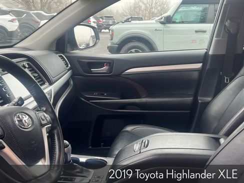 Used 2019 Toyota Highlander XLE image 23
