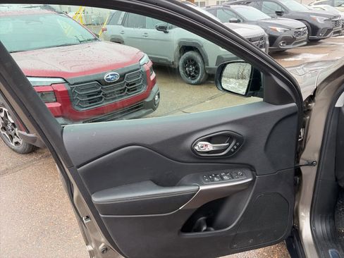 Used 2021 Jeep Cherokee Limited image 13