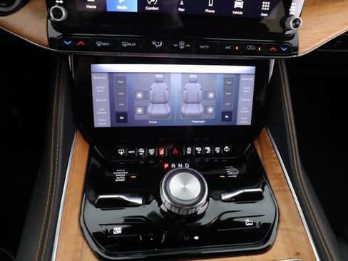 Used 2024 Jeep Grand Wagoneer Series III w/ HD Trailer Tow Package AWD/4WD image 27
