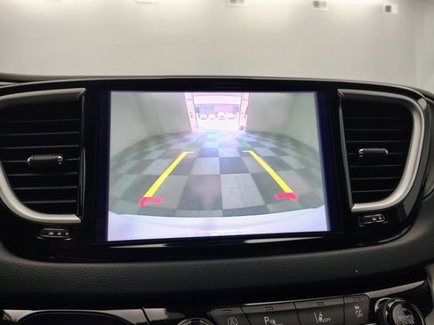 Used 2024 Chrysler Pacifica Touring-L FWD image 3
