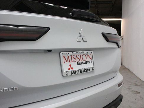 New 2026 Mitsubishi Outlander ES image 4