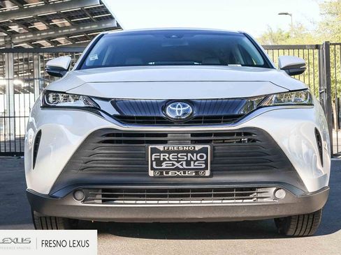 Used 2022 Toyota Venza LE image 2