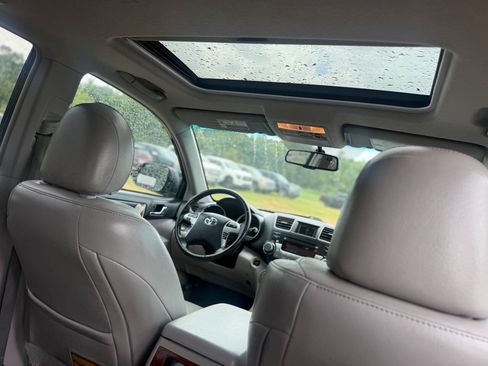 Used 2011 Toyota Highlander Limited w/ Tow Pkg FWD image 11