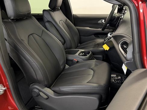 New 2026 Chrysler Pacifica Select image 13