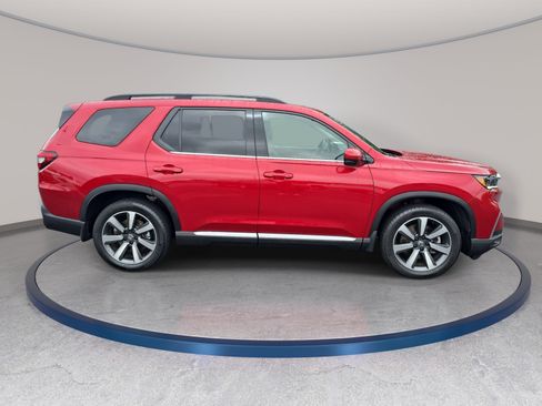 Used 2024 Honda Pilot Touring image 4