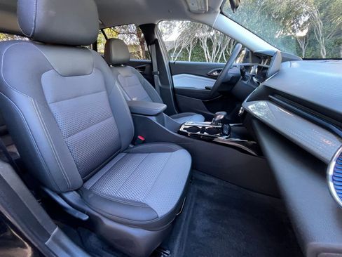 Used 2025 Chevrolet Trax LT image 34