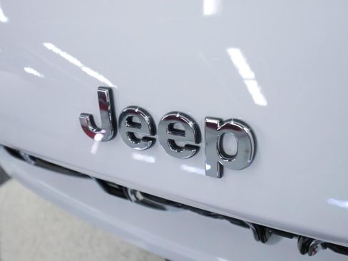 Used 2023 Jeep Grand Cherokee Overland w/ Luxury Tech Group IV AWD/4WD image 39