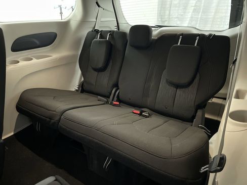 Used 2020 Chrysler Pacifica Touring w/ Advanced Safetytec Group image 20