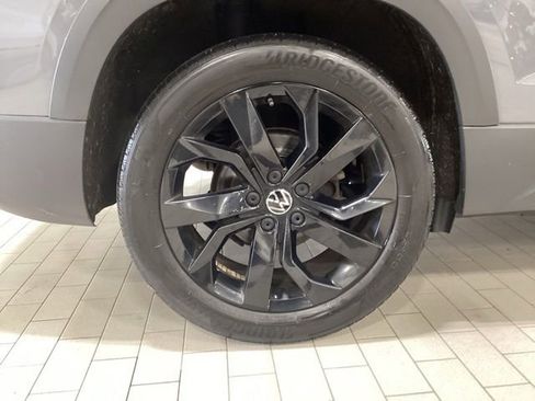 Used 2023 Volkswagen Taos SE w/ Panoramic Sunroof Package AWD/4WD image 25