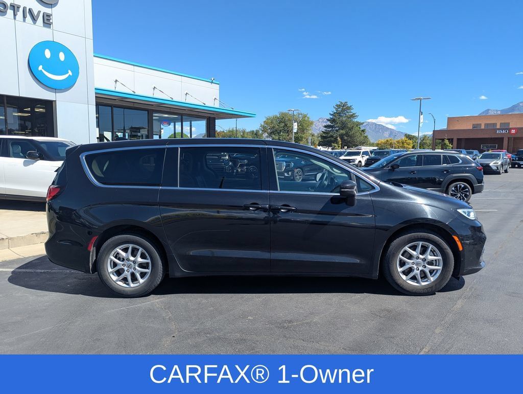 Used 2023 Chrysler Pacifica Touring-L FWD image 2