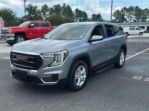 Used 2024 GMC Terrain SLE image 3