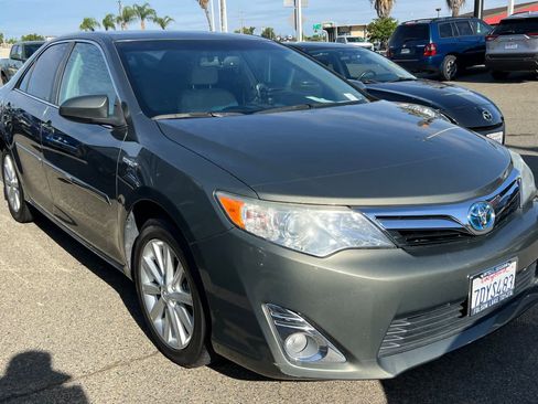 Used 2014 Toyota Camry XLE w/ Convenience Package FWD image 3