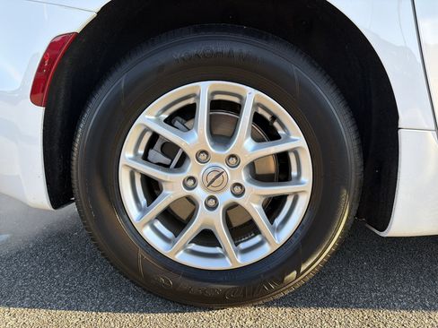 Used 2025 Chrysler Pacifica Select image 18