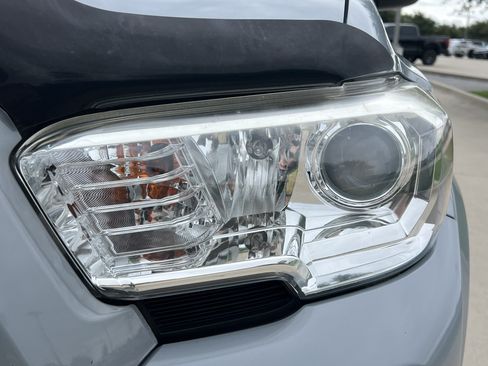 Used 2019 Toyota Tacoma SR5 AWD/4WD image 5
