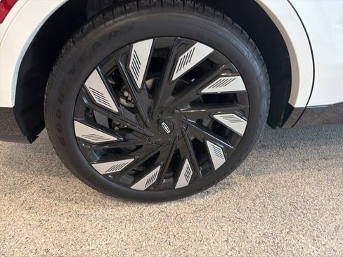 Used 2024 Lincoln Nautilus Reserve w/ Equipment Group 202A image 6