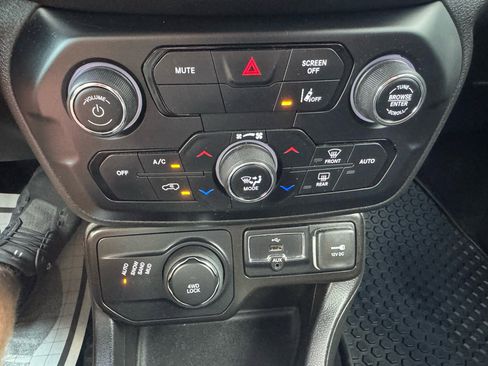 Used 2023 Jeep Renegade Latitude image 18