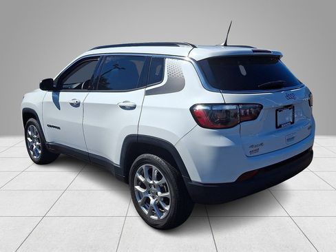 Used 2022 Jeep Compass Latitude w/ Sun and Sound Group AWD/4WD image 7
