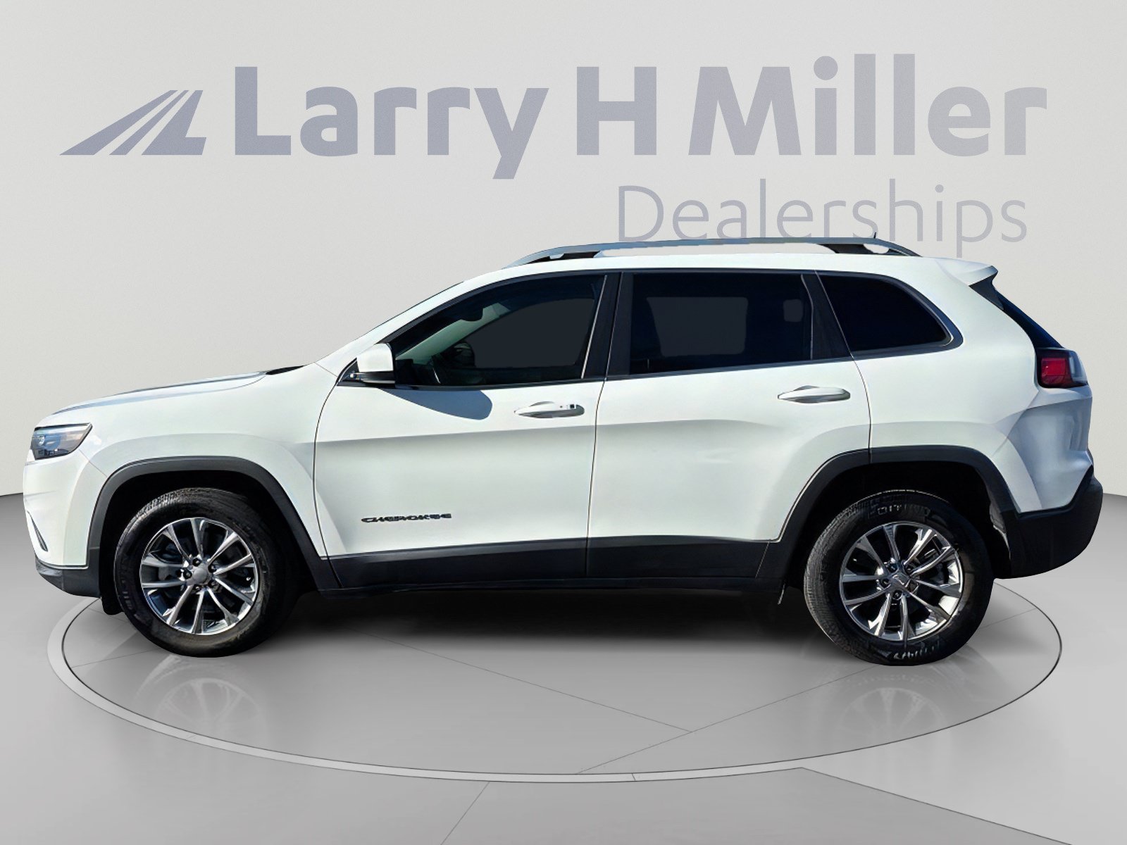 Used 2019 Jeep Cherokee Latitude Plus w/ Comfort/Convenience Group FWD image 3
