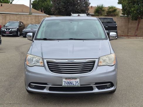Used 2014 Chrysler Town & Country Touring-L w/ Driver Convenience Group FWD image 2