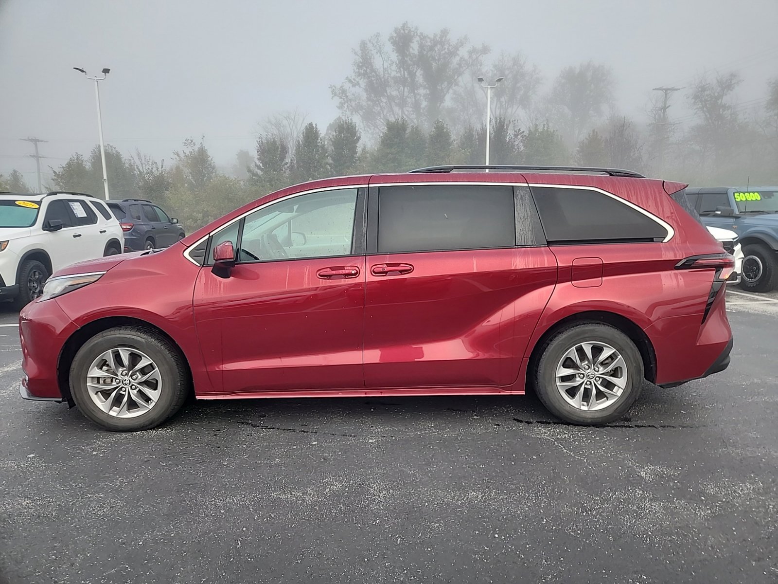 Used 2023 Toyota Sienna LE AWD/4WD image 4