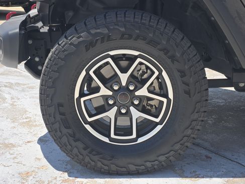 Used 2024 Jeep Gladiator Rubicon w/ Convenience Group AWD/4WD image 15