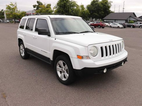 Used 2014 Jeep Patriot Latitude AWD/4WD image 3
