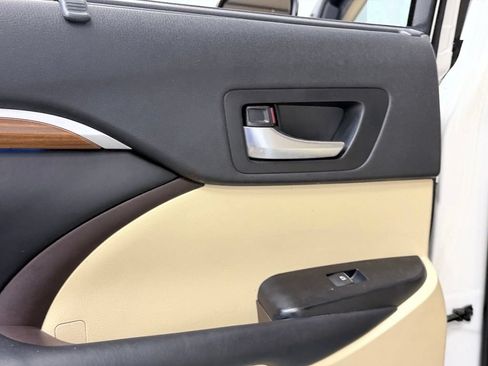 Used 2019 Toyota Highlander Limited FWD image 19