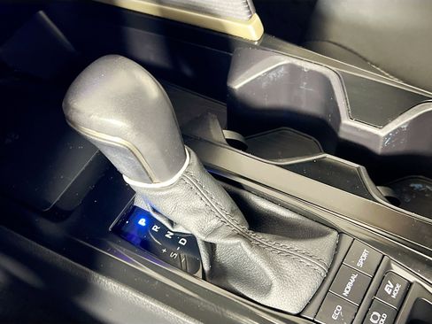 Used 2025 Toyota Camry SE image 25