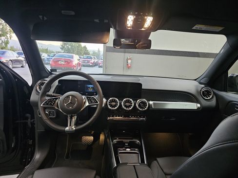 Used 2024 Mercedes-Benz EQB 300 4MATIC image 9