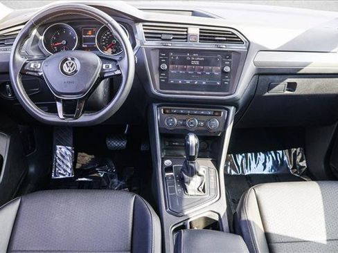 Used 2021 Volkswagen Tiguan SE w/ Panoramic Sunroof Package FWD image 22