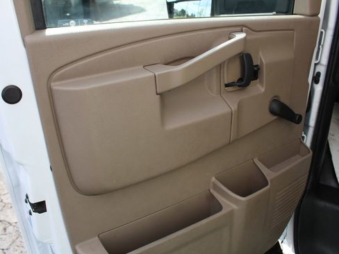 Used 2016 Chevrolet Express 4500 Extended image 22