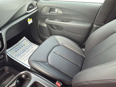 New 2025 Chrysler Pacifica Select image 14