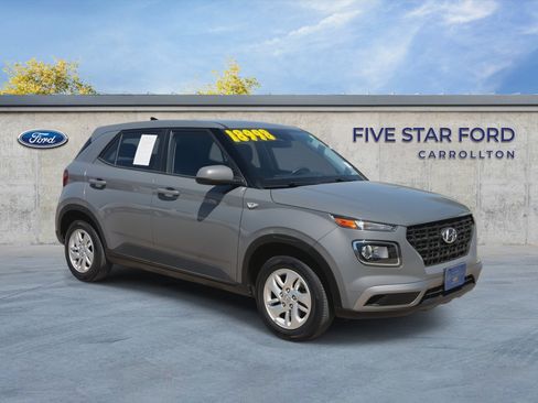 Used 2022 Hyundai Venue SE FWD image 2