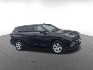 Used 2025 Toyota Highlander LE video 2