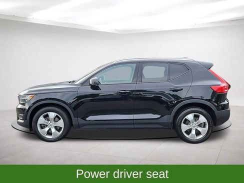 Used 2022 Volvo XC40 T5 Momentum image 4